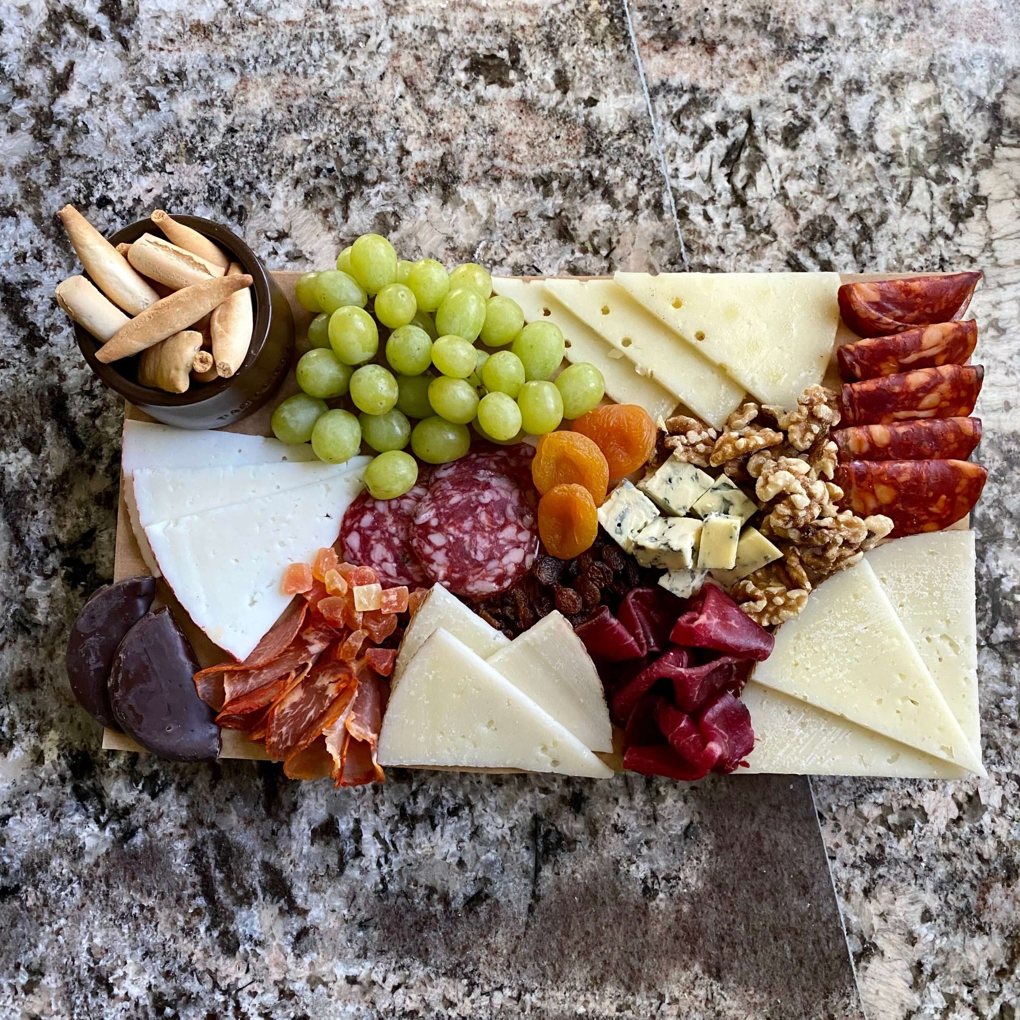 descubre nuestras tablas de quesos únicas en forma de tocadiscos, perfectas para amantes de la música y el buen sabor.