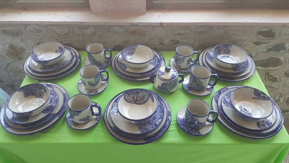 descubre vajillas de cerámica artesanal únicas, hechas a mano con diseños exclusivos que aportan estilo y autenticidad a tu mesa.